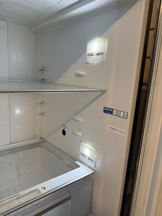 Frigorífico Hotpoint Ariston Inox c/ Painel Digital e Zonas Frescas
