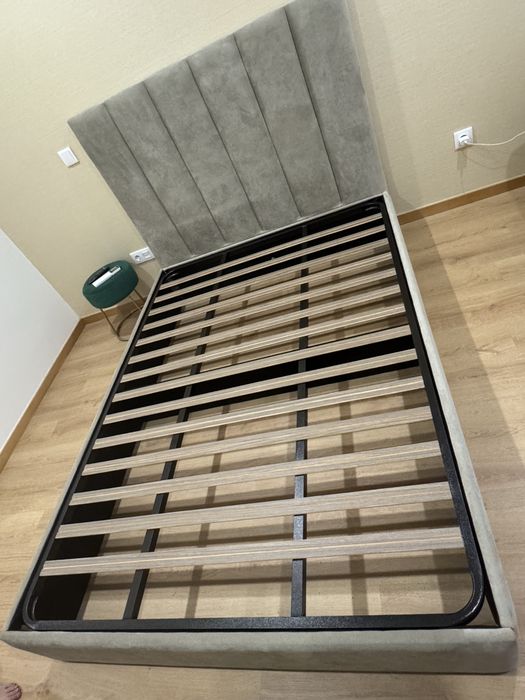 Cama com estrado Estofada