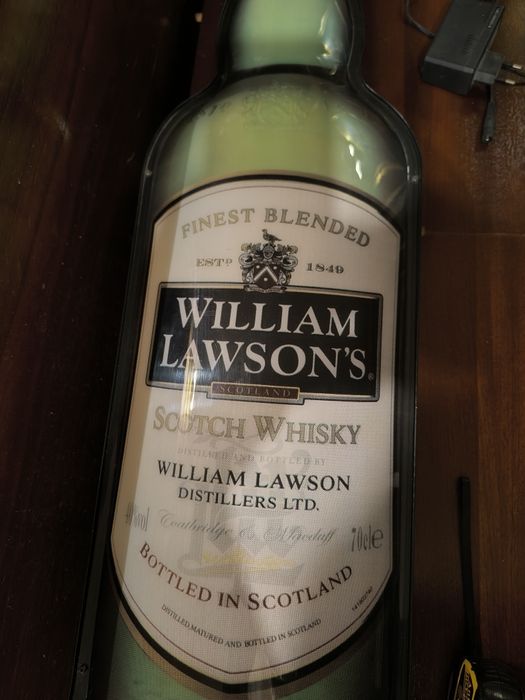 Publicidade luminosa garrafa William Lawson's