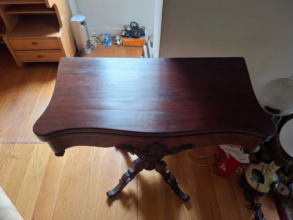 Mesa de jogo antiga dobrável com feltro verde