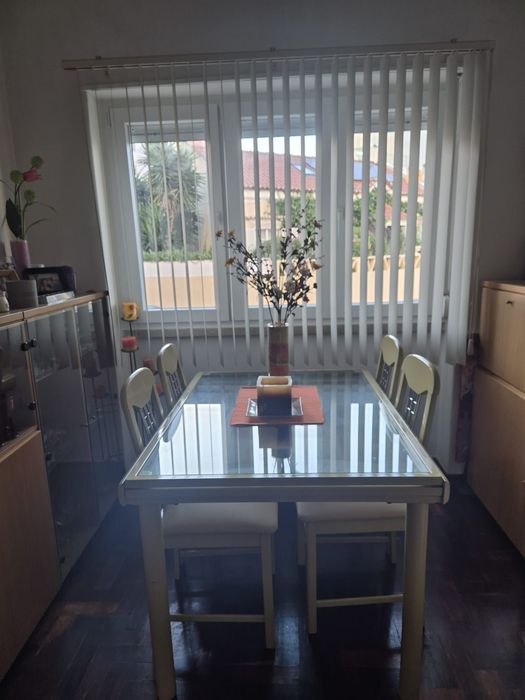 Mesa e cadeiras