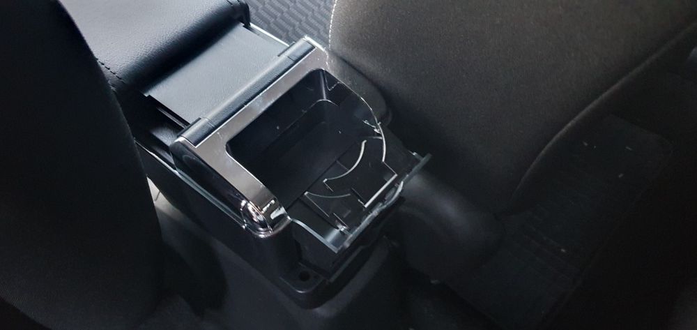 Peugeot 208 podłokietnik