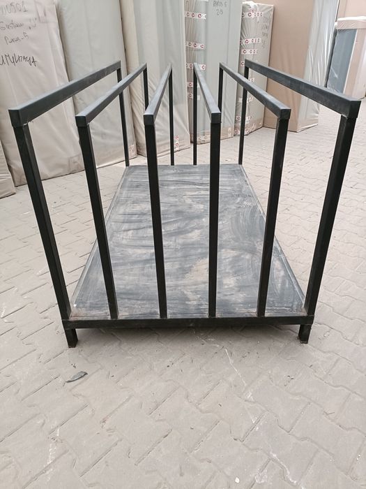 Regały,Stojaki  na meble. 8 sztuk