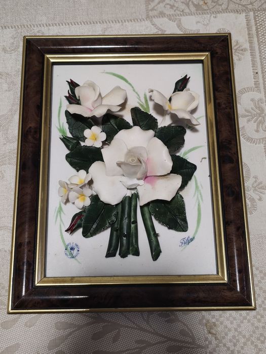 Quadro com flores em porcelana