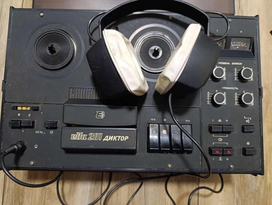 Бабінний магнітофон Ельфа 201 з навушниками Старт