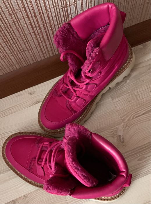 Стильные яркие ботики