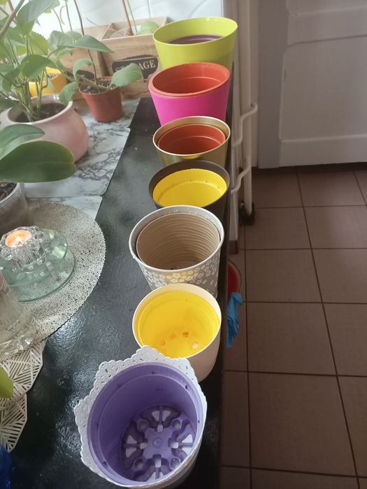 Duże plastikowe osłonki na doniczki