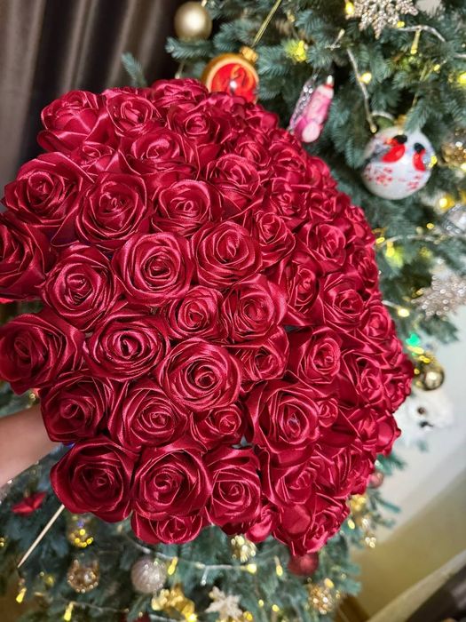 Букети з атласної стрічки та цукерок та памперсів.