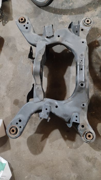 Підрамника infiniti q50 q60 з невеликим дефектом