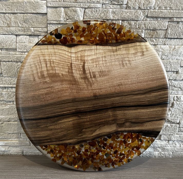 Okręcana taca z drewna orzecha i żywicy z bursztynem o średnicy 35 cm