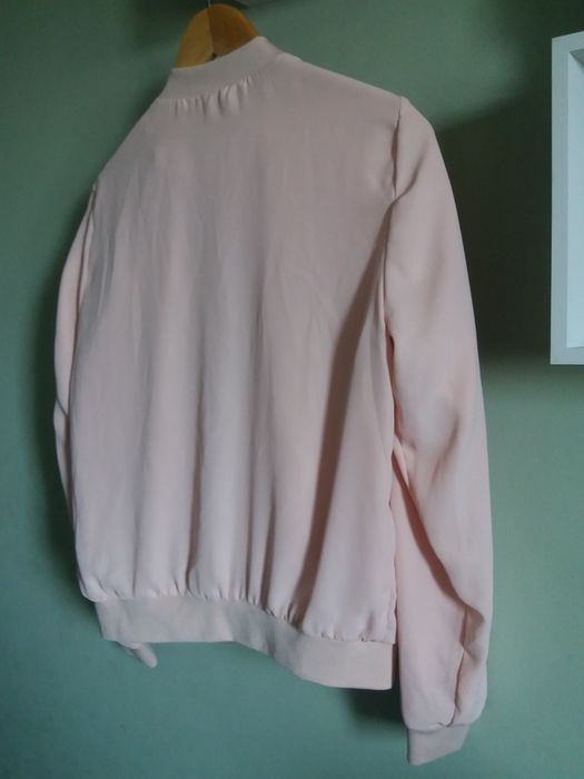 Pudrowa bomberka damska firmy Only