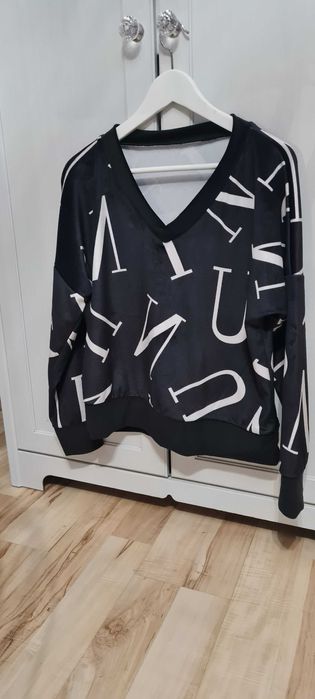 Welurowy sweterek czarny w białe litery