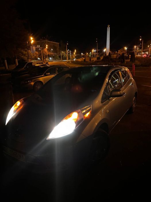 Продам автомобиль Nissan Leaf Ниссан Лиф blue голубой 10/12