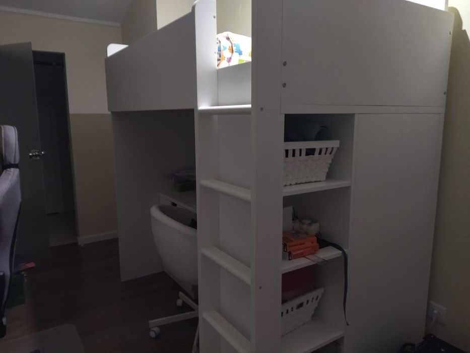 Cama alta com secretária Ikea