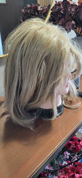 Peruka damską blond