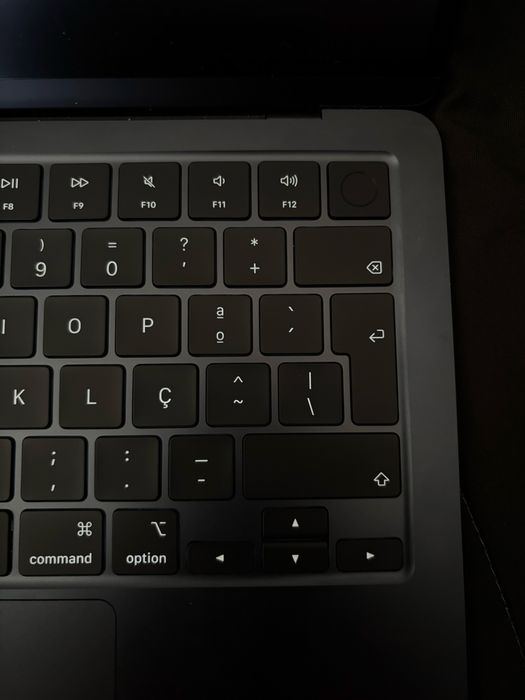 MacBook Air M4472513447094528003