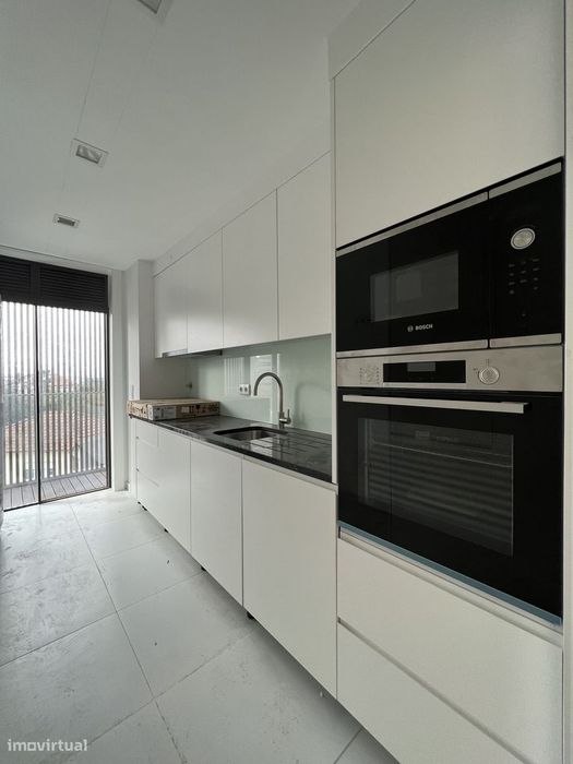 T2 com Lugar de Garagem e Arrumo - Como Novo
