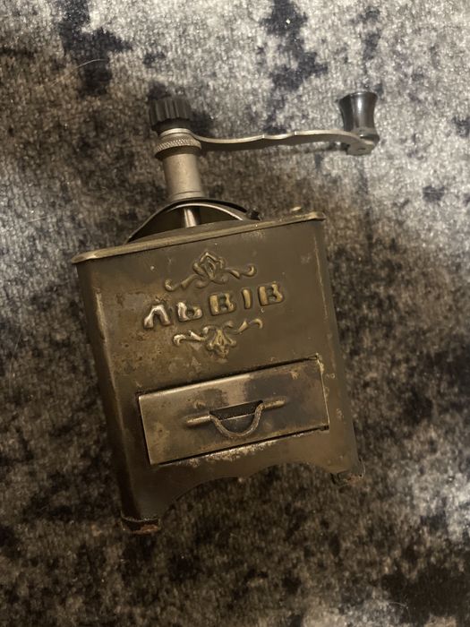 Antyczny ręczny młynek do kawy metalowy z szufladką