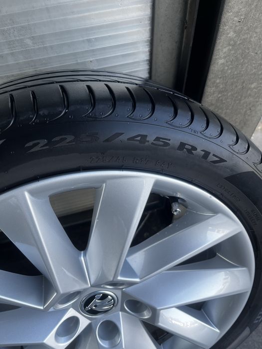 REZERWACJA Alufelgi 17’ Skoda OE z oponami letnimi Pirelli 225/45/R17