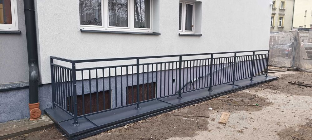 Balustrady balkonowe tarasowe schodowe stalowe pionowe tralkowe