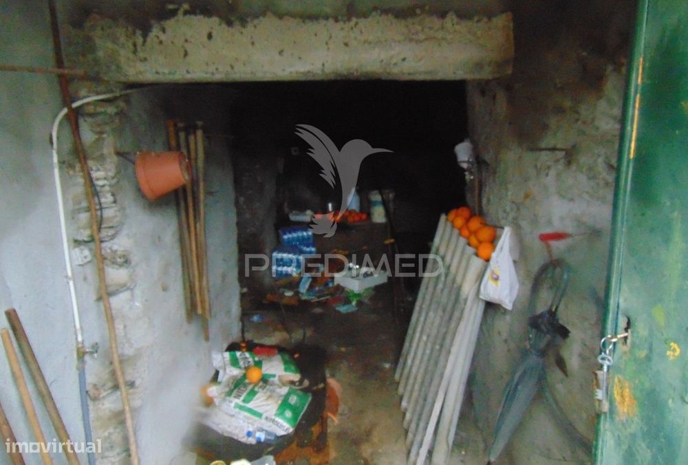 Moradia geminada para restaurar em Vila Real