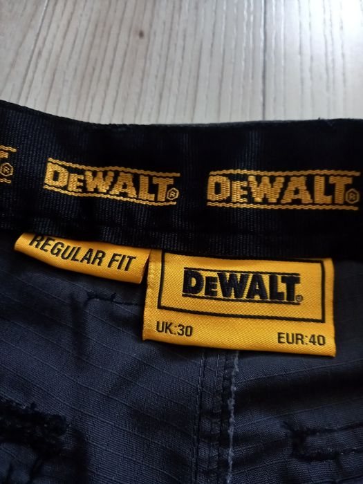 Продам рабочие шорты  DeWALT