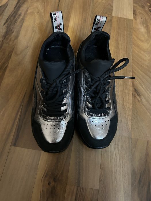 Стильные кожаные кроссовки