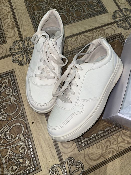 Кроссовки женские