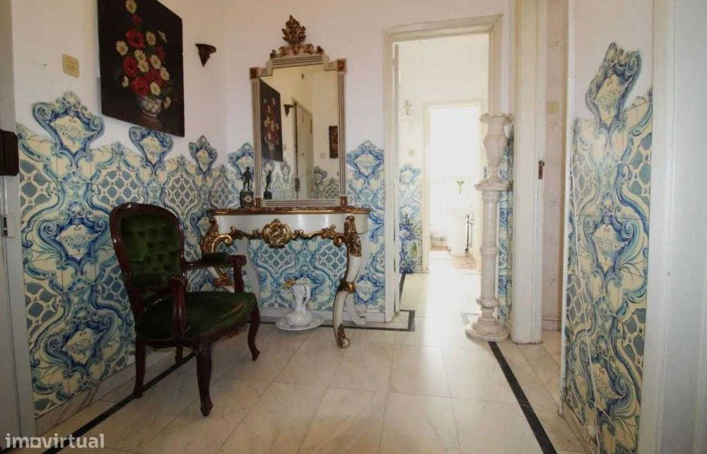 Aparador com espelho em talha dourada