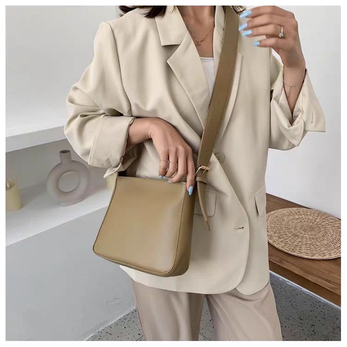 Novo modelo de bolsa a tiracolo feminina, com design simples e versáti