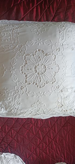 Almofadas em linho bordado