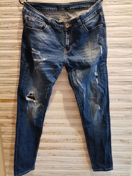 Niebieskie obcisłe spodnie z przetarciami