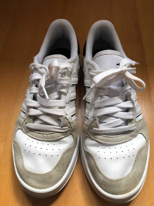 Sapatilhas, Adidas, bastante robustas e confortáveis.