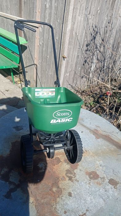 Механічний розкидач добрив