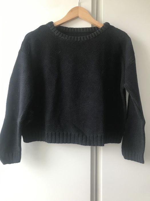 Czarny sweter.