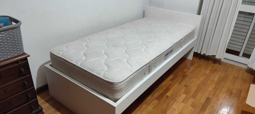 Cama de solteiro branca com colchão da loja Casa Consigo