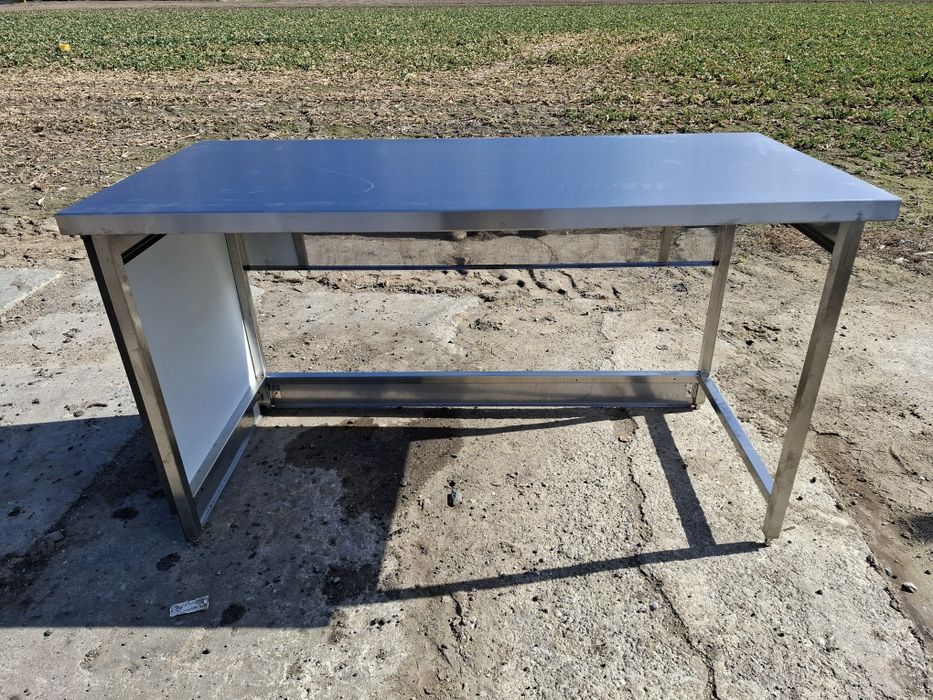 Solidny stół gastronomiczny roboczy – Stal nierdzewna (kwasówka)