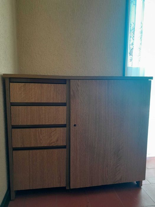 Máquina de costura SINGER com móvel/arrumação e acessórios