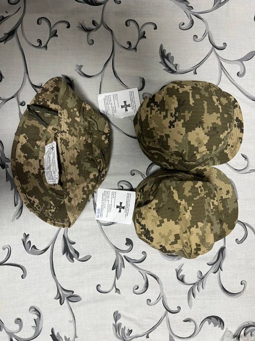 Шкарпетки та кепки нові