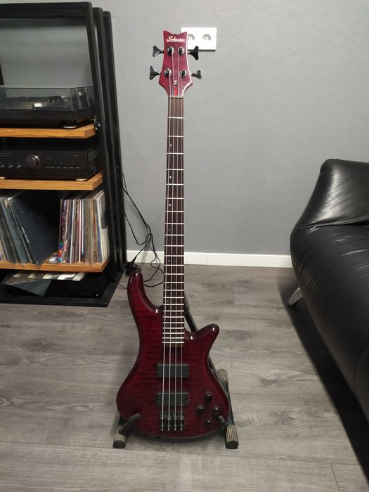 Бас Schecter diamond series.