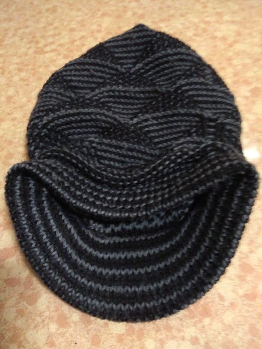 Gorro em lã com pala.64751017470467122
