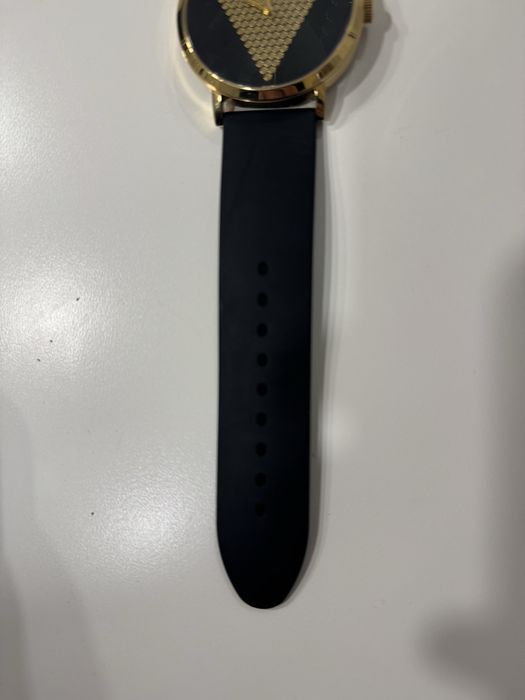 Relógio Guess preto e dourado