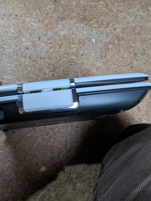 Odtwarzacz płyt DVD przenośny.