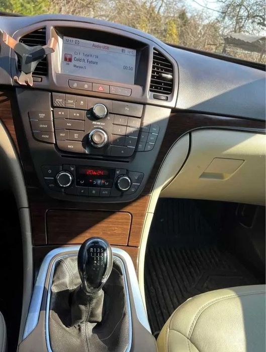 Opel insignia  2 ,0 220 km