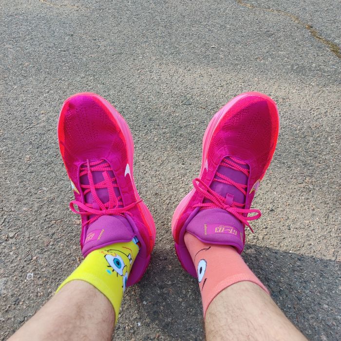 Рожеві баскетбольні волейбольні кросівки Nike hustle 3