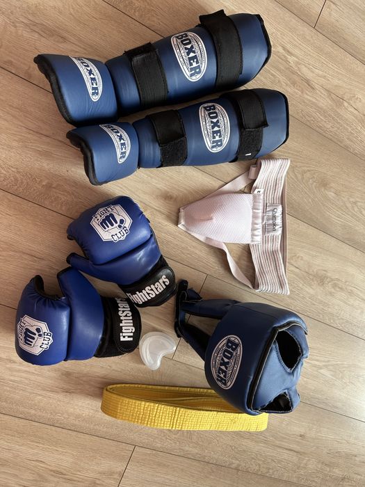 Кимоно Adidas, пояса, защита на ноги карате шлем