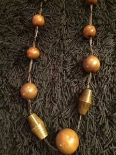 colar com bolas castanhas