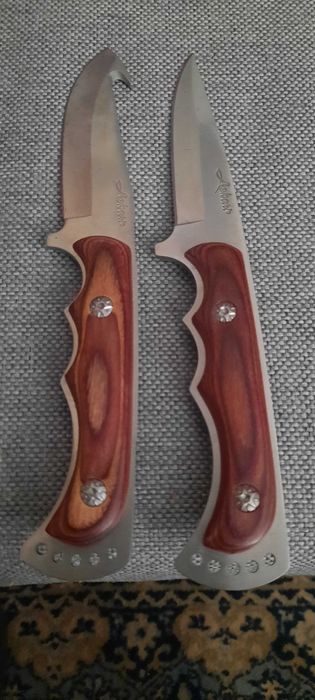 Noże Askari. W futerale.