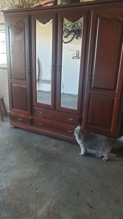 Vendo cama e Roupeiros como novos