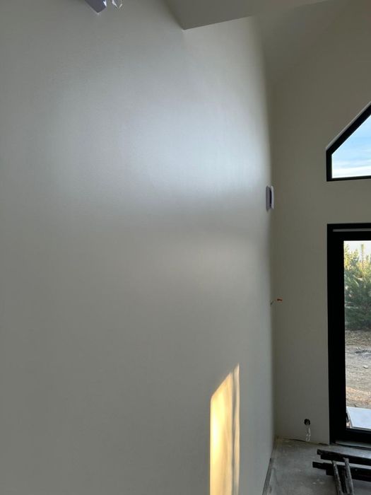 Renowacja ściany.  Szpachlowanie. Gładzie. Malowanie.  Sucha  zabudowa